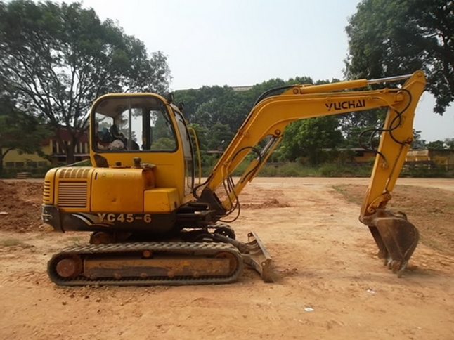 ### 🚜 Cho Thuê Máy Xúc Giá Rẻ Tại Tân Uyên, Bình Dương – Giao Máy Nhanh, Có Người Lái